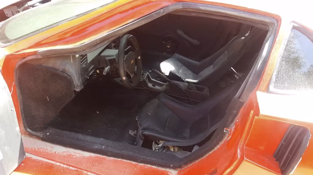 Xe đã rất cũ từ ngoại thất lẫn nội thất.