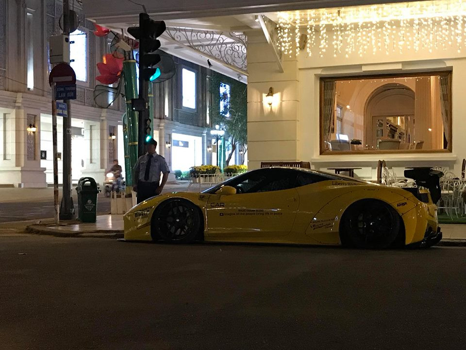 Chiếc Ferrari 458 Italia màu vàng được Wataru Kato cùng những cộng sự của mình tại hãng độ Liberty Walk đã đáp máy bay từ Nhật Bản sang Việt Nam để độ lại.