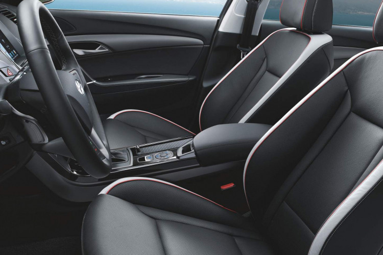 Ở bản cập nhật lần này, nội thất i40 đã được phủ da, nhưng hãng xe Hàn Quốc vẫn giữ lại tùy chọn bọc vải nỉ ở bản đen - be sang trọng.