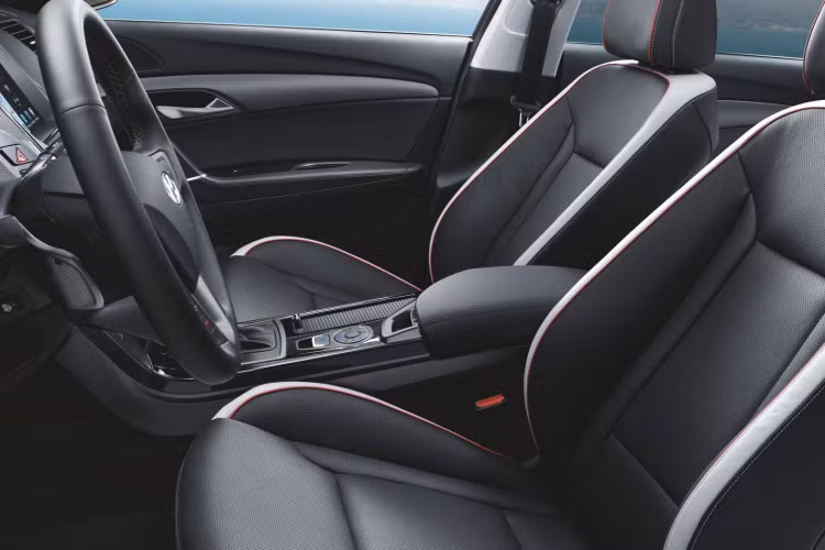 Ở bản cập nhật lần này, nội thất i40 đã được phủ da, nhưng hãng xe Hàn Quốc vẫn giữ lại tùy chọn bọc vải nỉ ở bản đen - be sang trọng.