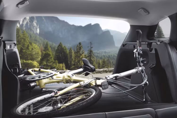 Khoang để đồ của cả hai mẫu Hyundai sedan i40 và i40 wagon đều ấn tượng, rộng rãi có thể mang cả xe đạp theo cho những chuyến dã ngoại.