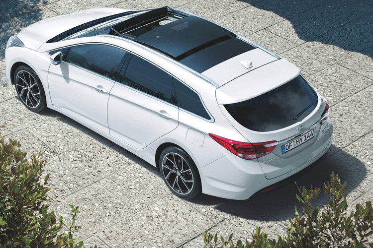 Phiên bản tiêu chuẩn cung cấp mô-men xoắn 115 PS (113 mã lực) và mô-men xoắn 280 Nm (206 lb-ft), kết hợp với hộp số sàn sáu cấp. Đặc biệt, đối với khách hàng không muốn động cơ diesel, Hyundai cũng cung cấp i40 với động cơ xăng GDI 1,6 lít (133 mã lực). Kết nối với hộp số sàn sáu cấp. Mức tiêu thụ nhiên liệu của xe là 4,3 lít cho 100 km.