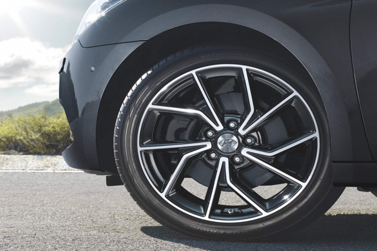 Mâm xe hợp kim thiết kế lại bắt mắt hơn, có thêm tùy chọn kích thước 18 inch bên cạnh bản 16 và 17 inch.