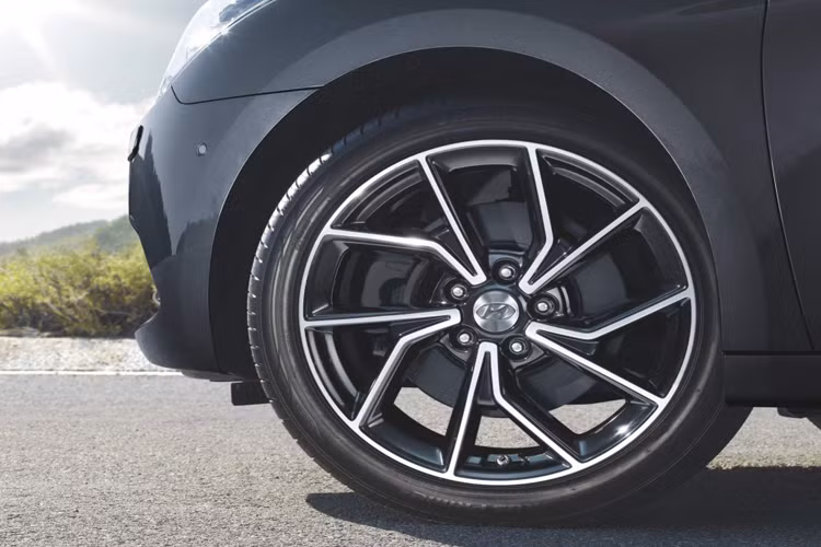 Mâm xe hợp kim thiết kế lại bắt mắt hơn, có thêm tùy chọn kích thước 18 inch bên cạnh bản 16 và 17 inch.