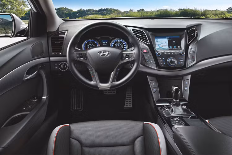 Bên trong khoang nội thất để hài lòng khách hàng hơn, hãng xe ôtô Hyundai đã cập nhật thêm hai tùy chọn màu sắc nội thất mới là đỏ và sự kết hợp màu xám - đen ngoài tông màu đen-be trước đó.