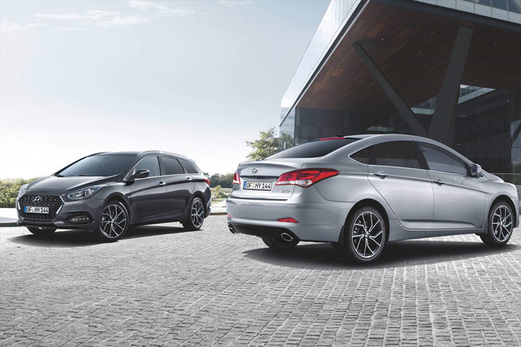 Theo đó, Hyundai cập nhật cải tiến cả về thiết kế lẫn động cơ cho cặp đôi i40 năm 2019. Bộ đôi xe ôtô Hyundai i40 2019 cũng được cập nhật về mặt an toàn với việc bổ sung hệ thống cảnh báo va chạm trước vào gói Hyundai SmartSense.