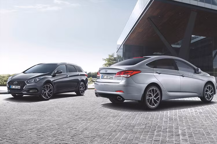 Theo đó, Hyundai cập nhật cải tiến cả về thiết kế lẫn động cơ cho cặp đôi i40 năm 2019. Bộ đôi xe ôtô Hyundai i40 2019 cũng được cập nhật về mặt an toàn với việc bổ sung hệ thống cảnh báo va chạm trước vào gói Hyundai SmartSense.