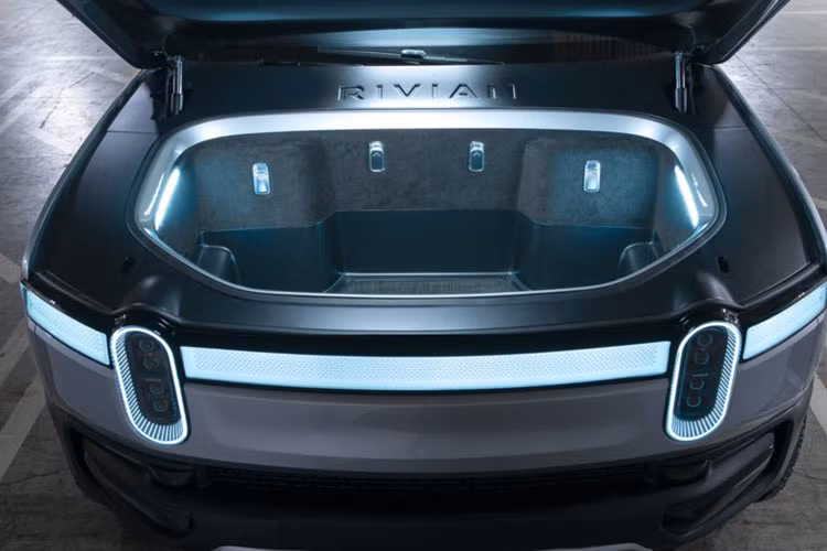 Giá xe Rivian R1T từ 61.500 USD (đã bao gồm thuế). Xe sẽ có mặt trên thị trường từ cuối năm 2020 với 2 phiên bản cao cấp nhất là 180 kWh và 135 kWh, trong khi phiên bản 105 kWh sẽ ra mắt 12 tháng sau đó.