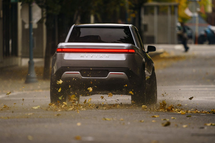 Dù chạy bằng động cơ điện nhưng Rivian R1T có hiệu suất rất ấn tượng. R1T có bốn động cơ điện độc lập gắn trên mỗi bánh xe, mỗi động cơ sản sinh công suất 197 mã lực và mô-men xoắn 3.500 Nm, tổng mô-men xoắn truyền đến các bánh xe lên đến 14.000 Nm đây được xem là một con số khủng khiếp cho một chiếc xe điện.