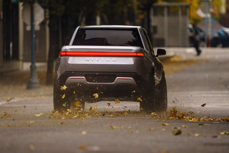 Dù chạy bằng động cơ điện nhưng Rivian R1T có hiệu suất rất ấn tượng. R1T có bốn động cơ điện độc lập gắn trên mỗi bánh xe, mỗi động cơ sản sinh công suất 197 mã lực và mô-men xoắn 3.500 Nm, tổng mô-men xoắn truyền đến các bánh xe lên đến 14.000 Nm đây được xem là một con số khủng khiếp cho một chiếc xe điện.