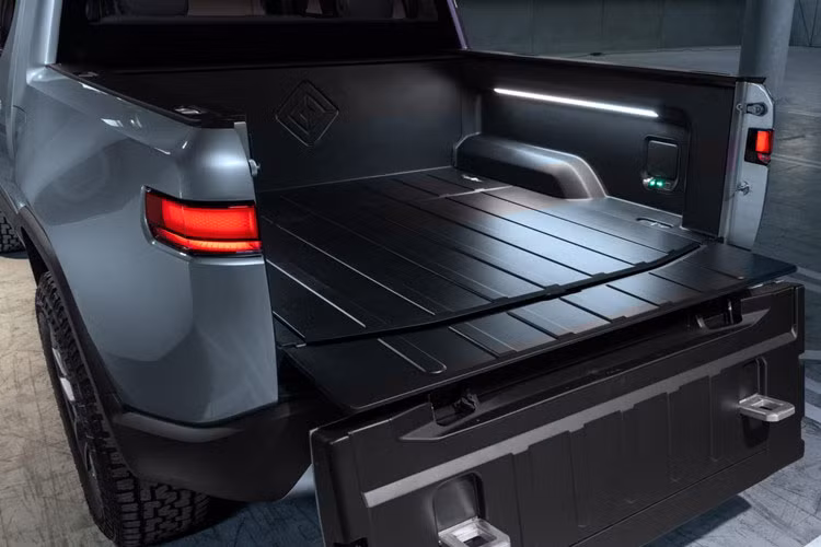 Khung xe được làm từ vật liệu sợi tổng hợp và gỗ cao cấp.