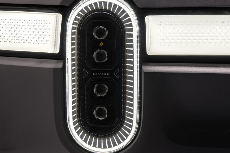 Bên cạnh đó, xe được trang bị nhiều công nghệ hiện đại đến bất ngờ. Hệ thống camera hành trình lắp song song trước đầu xe là một trong những trang bị hiếm thấy ở các mẫu xe nổi tiếng khác.