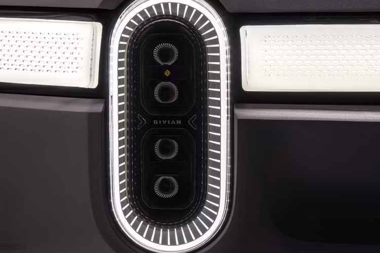 Bên cạnh đó, xe được trang bị nhiều công nghệ hiện đại đến bất ngờ. Hệ thống camera hành trình lắp song song trước đầu xe là một trong những trang bị hiếm thấy ở các mẫu xe nổi tiếng khác.