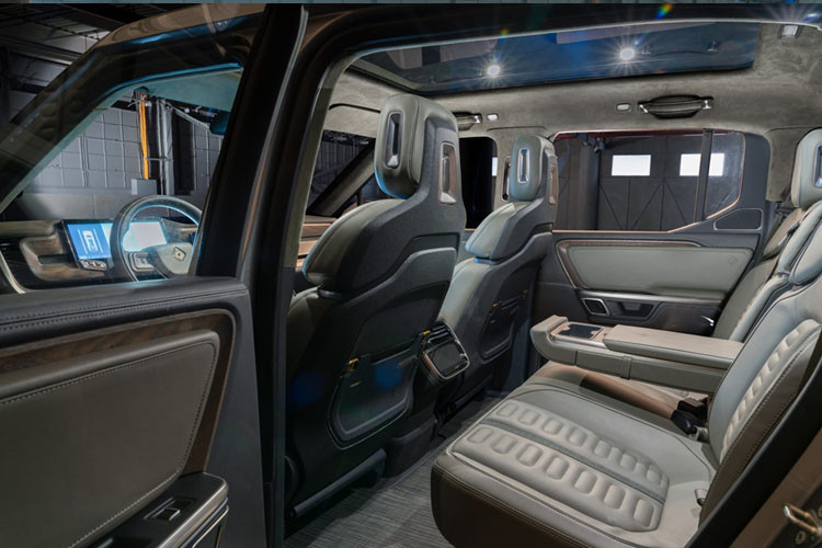 Rivian R1T sở hữu ca-bin kép với 5 chỗ ngồi và thùng tải phía sau. Chiếc bán tải điện này có thể vận chuyển khối lượng 798 kg trên thùng tải và kéo theo khối lượng lên đến 5 tấn.