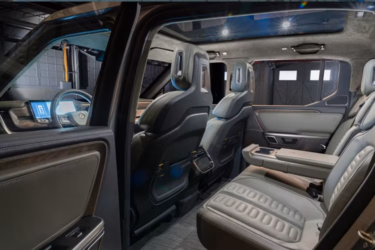 Rivian R1T sở hữu ca-bin kép với 5 chỗ ngồi và thùng tải phía sau. Chiếc bán tải điện này có thể vận chuyển khối lượng 798 kg trên thùng tải và kéo theo khối lượng lên đến 5 tấn.