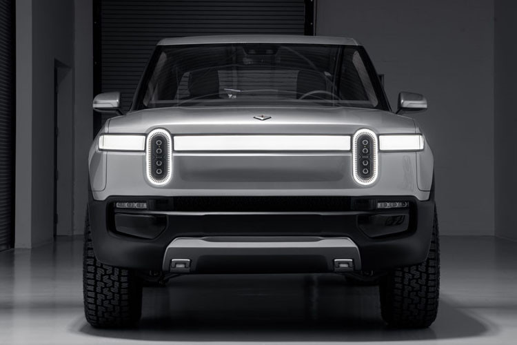 Mẫu siêu bán tải điện R1T có thiết kế lạ mắt pha trộn giữa sự mạnh mẽ và tinh tế. Đầu xe gây ấn tượng bởi hệ thống đèn pha khủng với dải LED bao quanh tương tự các dãy khán đài trong sân vận động. Một dải LED daylight chạy ngang hết chiều rộng của xe.