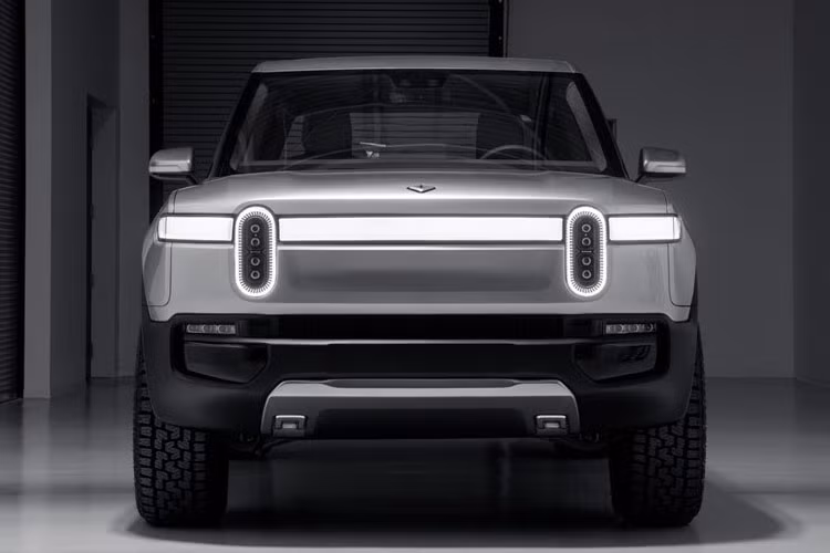 Mẫu siêu bán tải điện R1T có thiết kế lạ mắt pha trộn giữa sự mạnh mẽ và tinh tế. Đầu xe gây ấn tượng bởi hệ thống đèn pha khủng với dải LED bao quanh tương tự các dãy khán đài trong sân vận động. Một dải LED daylight chạy ngang hết chiều rộng của xe.