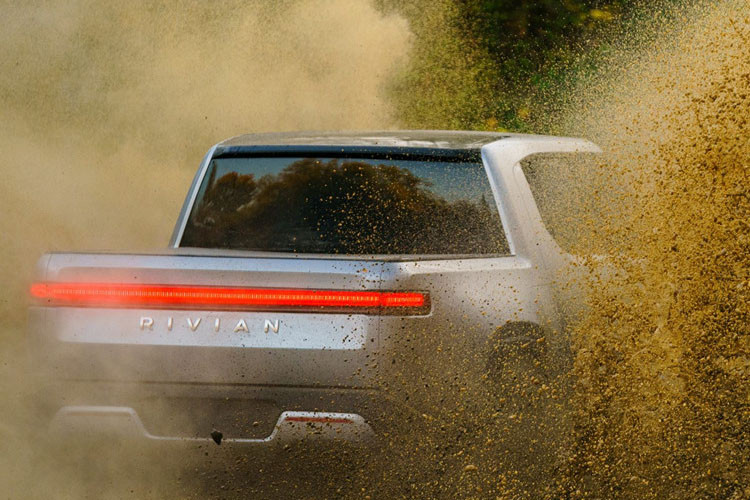 Rivian R1T có khả năng lội nước sâu đến 1 m mà không cần trang bị thêm phụ kiện.