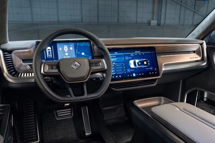 Ngoài ra, chiếc bán tải này còn có hệ thống an ninh chống trộm tiên tiến. Hay... cảm biến, radar, sóng siêu âm và hệ thống định vị GPS có độ chính xác cực cao. Những công nghệ này giúp R1T có thể tự vận hành ở cấp độ 3 - người lái có thể rời tay và mắt khỏi vị trí lái ở trên đường cao tốc.