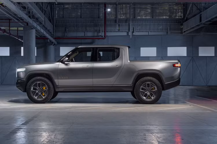 Điều này cũng giúp chiếc xe chạy điện R1T có thể tăng tốc 0-100 kkm/h trong 3,2 giây - tương đương gia tốc của McLaren 570S, từ 0-160 km/h trong 7 giây. Vận tốc tối đa của xe khoảng trên 200 km/h.