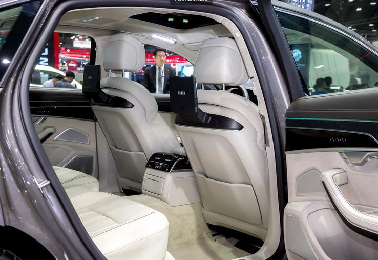 Hàng ghế sau trang bị nhiều tiện nghi. Bệ tỳ tay giữa tích hợp màn hình cảm ứng 5,7 inch sử dụng cho việc điều chỉnh các tính năng như hệ thống giải trí, điều hoà, ghế... Tại Thái Lan, Audi A8L có 2 phiên bản Premium và Prestige, với giá bán lần lượt 200.000 USD và 250.000 USD.