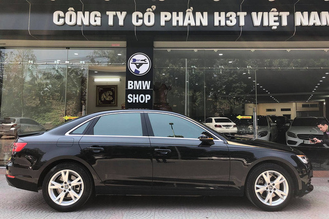 Phiên bản tiêu chuẩn được trang bị bộ mâm 17 inch 5 chấu kép có thiết kế ấn tượng. Gương chiếu hậu chỉnh điện tích hợp dải đèn LED báo rẽ.