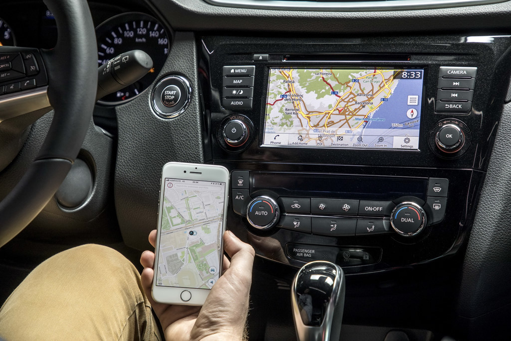 Nissan còn cung cấp một ứng dụng mới dành cho điện thoại thông minh mang tên Door to Door Navigation, có khả năng lập kế hoạch tuyến đường đi làm hoặc chuyến đi của người dùng và kết nối với hệ thống thông tin của xe.