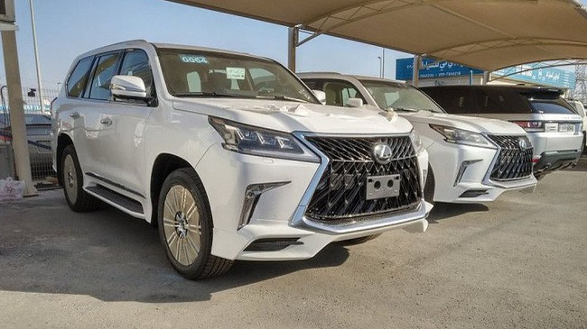 Giá xe Lexus LX570 Super Sport vừa về nước là 438.000 USD (khoảng 10 tỷ đồng). Giá tại Dubai khoảng 410.000 AED. Theo dự đoán, một chiếc Lexus LX570 Super Sport 4 chỗ khi về Việt Nam sẽ có giá cao hơn nhiều so với mốc 10 tỷ đồng của bản thường.
