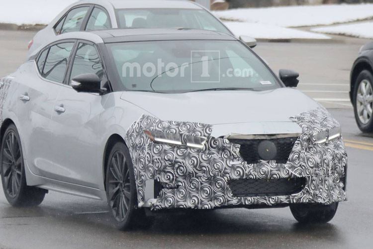 Phần đầu xe sở hữu đèn mới tương tự như Altima. Thiết kế lưới tản nhiệt cũng được chỉnh sửa với phần phía dưới hướng ra ngoài hơn.