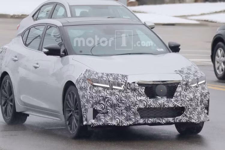 Phần đầu xe sở hữu đèn mới tương tự như Altima. Thiết kế lưới tản nhiệt cũng được chỉnh sửa với phần phía dưới hướng ra ngoài hơn.