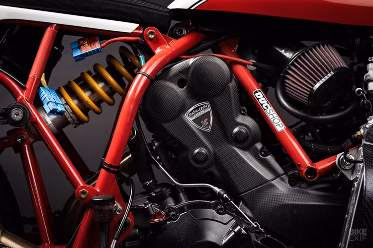 Trong khi đó về hệ thống làm mát được Art’s Radiator giải quyết bằng một két nước đặc biệt đặt lệch bên hông xe và sử dụng ống dẫn của Goodridge. Về phần điện tử, đội đã lược bỏ vài thứ để kết nối với bộ ECU Microtec và dùng bó dây dẫn trên chiếc 848.