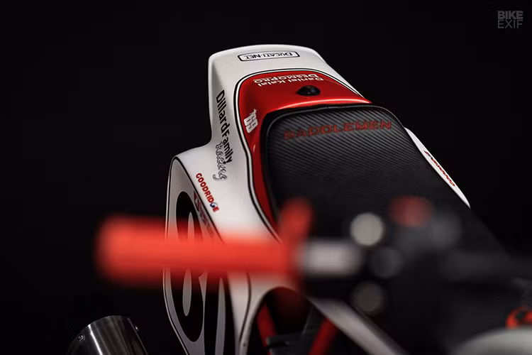 Phanh sau được tập trung nâng cấp với bộ xylanh cái và heo thắng của Brembo, được chỉnh sửa bởi TAW Performance để đáp ứng đĩa dạng xẽ rãnh.