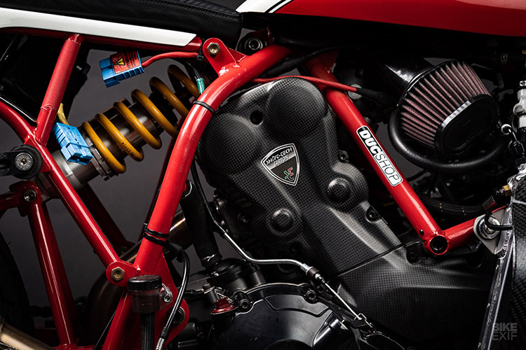 Trong khi đó về hệ thống làm mát được Art’s Radiator giải quyết bằng một két nước đặc biệt đặt lệch bên hông xe và sử dụng ống dẫn của Goodridge. Về phần điện tử, đội đã lược bỏ vài thứ để kết nối với bộ ECU Microtec và dùng bó dây dẫn trên chiếc 848.