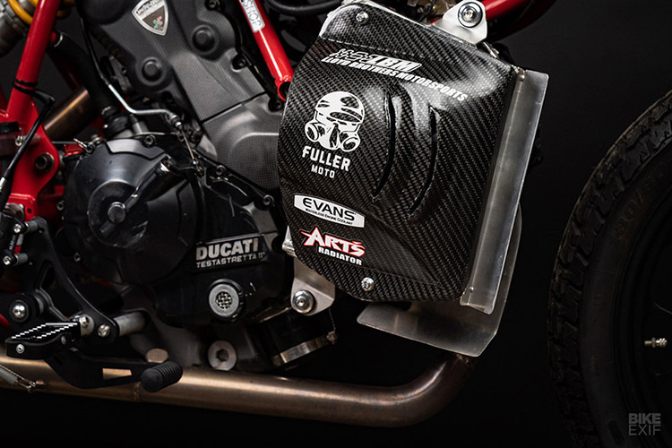 Hệ thống xả của phiên bản Flat Tracker Ducati bao gồm cổ bằng inox và cặp lon pô M4. Thực hiện công việc này là nghệ nhân Mark Sutton tại cơ sở DucShop, bang Georgia. Tuy nhiên, cũng có thách thức không nhỏ đối với đội ngũ của Lloyd Brothers nằm ở việc bố trí két nước khi động cơ L-twin mở quá rộng đi cùng bánh trước đường kính lớn 19 inch.