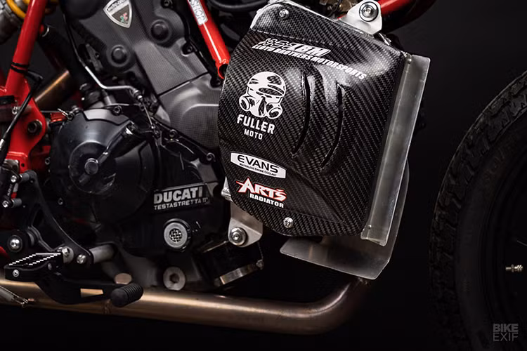 Hệ thống xả của phiên bản Flat Tracker Ducati bao gồm cổ bằng inox và cặp lon pô M4. Thực hiện công việc này là nghệ nhân Mark Sutton tại cơ sở DucShop, bang Georgia. Tuy nhiên, cũng có thách thức không nhỏ đối với đội ngũ của Lloyd Brothers nằm ở việc bố trí két nước khi động cơ L-twin mở quá rộng đi cùng bánh trước đường kính lớn 19 inch.