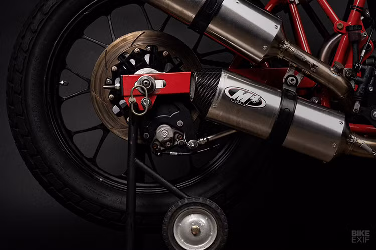 Phuộc trước và sau của Ohlins, kết hợp cùng cặp mâm 19 inch từ Performance Machine. Xe sử dụng chảng ba từ Baer Racing. Mẫu độ này cũng không có phanh trước.