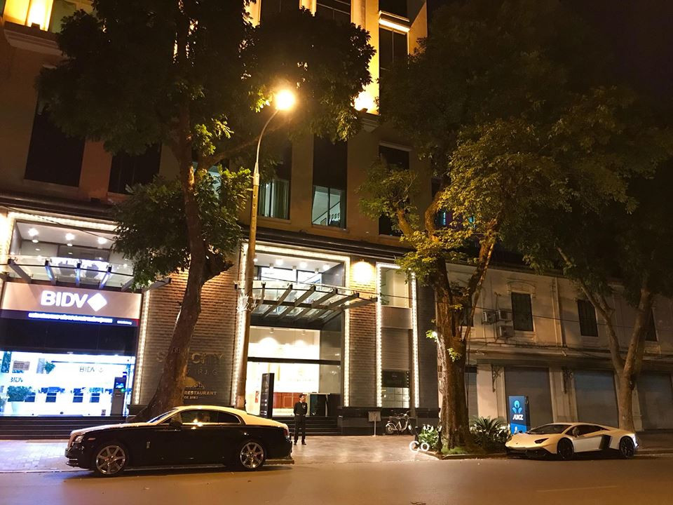 Hình ảnh Rolls-Royce Wraith mới về Việt Nam trên đường phố Hà Nội vào buổi tối theo sau còn có chiếc Lamborghini Aventador độ body kit LP720-4 50º Anniversario siêu chất.