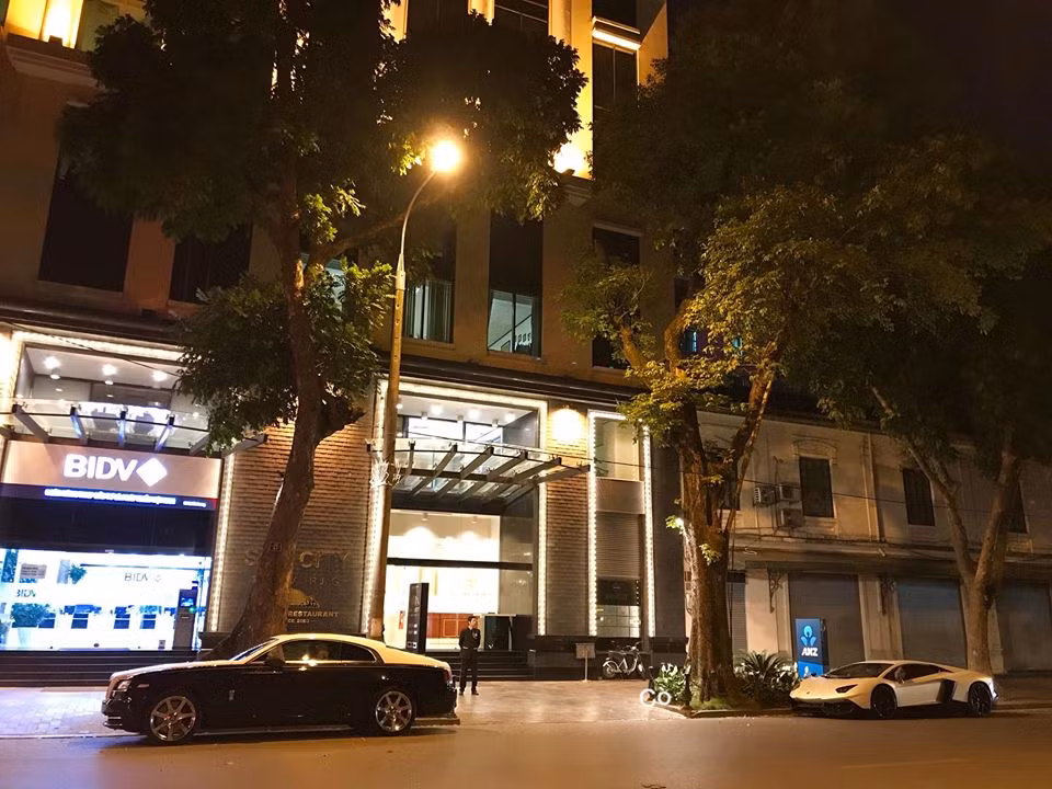 Hình ảnh Rolls-Royce Wraith mới về Việt Nam trên đường phố Hà Nội vào buổi tối theo sau còn có chiếc Lamborghini Aventador độ body kit LP720-4 50º Anniversario siêu chất.