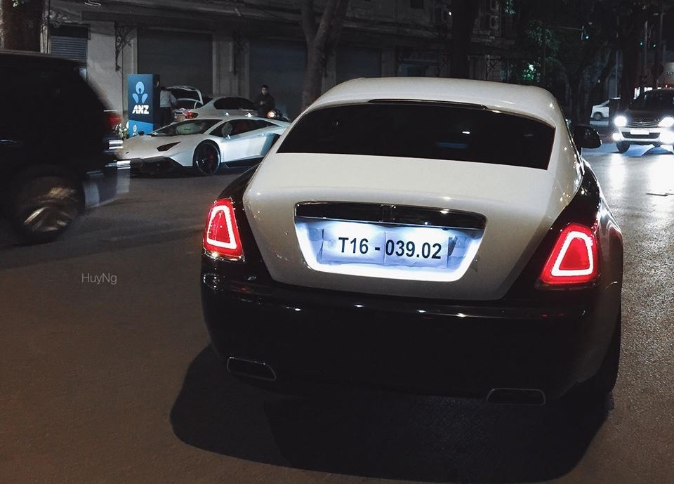 Siêu xe sang Rolls-Royce Wraith với biển số tạm T16-039.02.