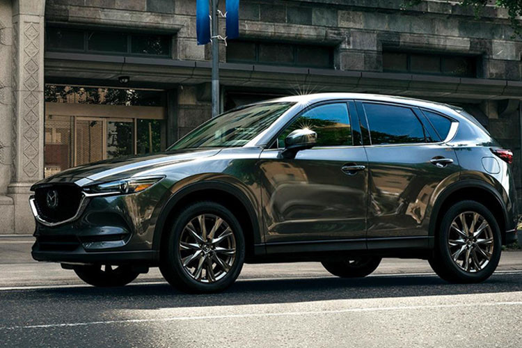 Được biết, CX-5 Signature 2019 được phát triển dựa trên ý kiến phản hồi từ khách hàng. Từ đó, đội ngũ kỹ sư của Mazda tập trung hoàn thiện từ thiết kế, khung sườn cho đến nội thất và hệ động lực.
