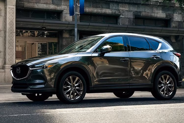 Được biết, CX-5 Signature 2019 được phát triển dựa trên ý kiến phản hồi từ khách hàng. Từ đó, đội ngũ kỹ sư của Mazda tập trung hoàn thiện từ thiết kế, khung sườn cho đến nội thất và hệ động lực.