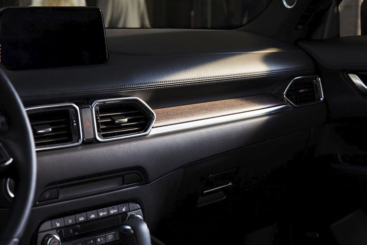 Hệ thống âm thanh cao cấp 10 loa của BOSE, hiển thị kính lái chủ động AD-HUD và hiển thị toàn cảnh 360 độ kèm các cảm biến hỗ trợ đỗ xe trước và sau...