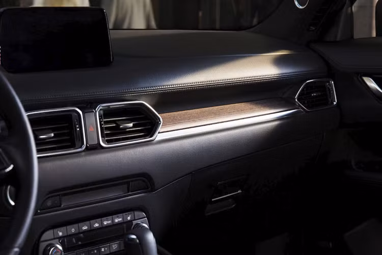 Hệ thống âm thanh cao cấp 10 loa của BOSE, hiển thị kính lái chủ động AD-HUD và hiển thị toàn cảnh 360 độ kèm các cảm biến hỗ trợ đỗ xe trước và sau...