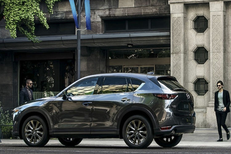 Mazda CX-5 Signature 2019 sở hữu ngoại thất màu sơn xám bóng cực lạ mắt. Điểm nhấn của xe chính là hệ thống động cơ xăng tăng áp Turbo Skyactiv-2.5T vốn đã được Mazda trang bị cho 2 dòng xe trước đó là CX-9 và sedan Mazda 6 2018.