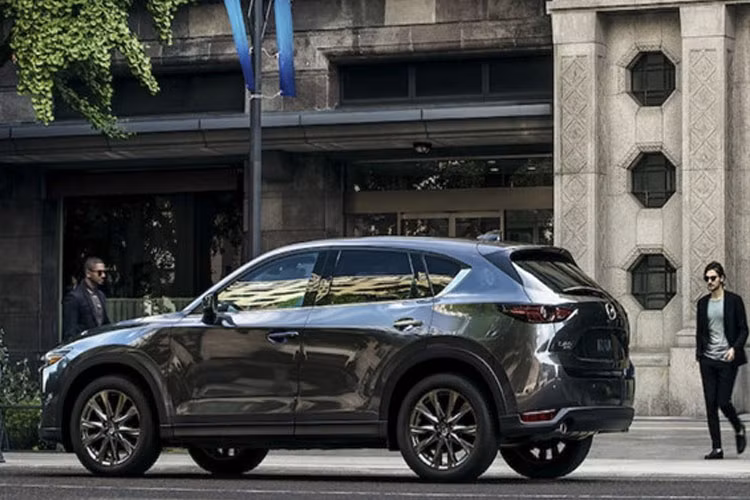 Mazda CX-5 Signature 2019 sở hữu ngoại thất màu sơn xám bóng cực lạ mắt. Điểm nhấn của xe chính là hệ thống động cơ xăng tăng áp Turbo Skyactiv-2.5T vốn đã được Mazda trang bị cho 2 dòng xe trước đó là CX-9 và sedan Mazda 6 2018.
