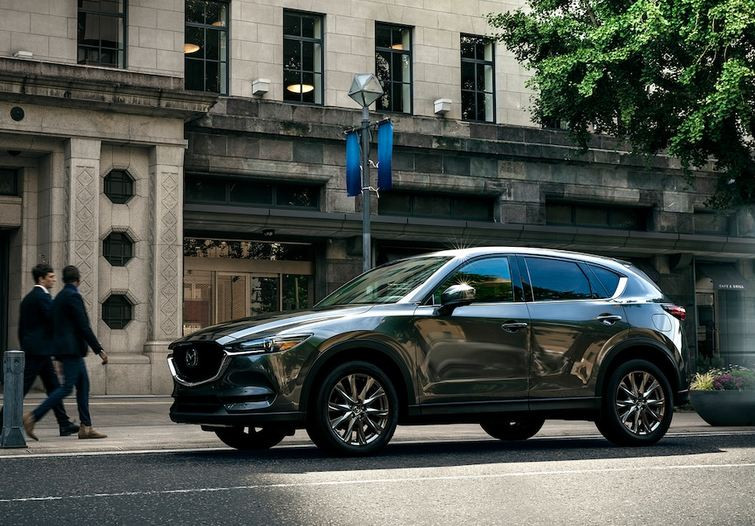 Mẫu xe ôtô Mazda CX-5 Signature 2019 vừa được ra mắt trong khuôn khổ triển lãm ô tô Seattle Auto Show 2018 diễn ra ở thành phố cảng biển Seattle, bang Washington Mỹ. Đây là phiên bản cao cấp nhất của dòng xe CX-5 từ trước nay.