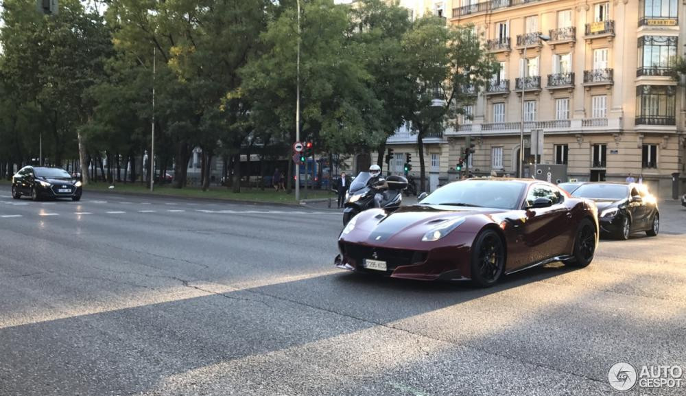 Chiếc Ferrari F12tdf của Ronaldo sở hữu màu sơn ngoại thất đỏ Bordeaux, đây là một trong những màu sơn khá hiếm gặp của hãng siêu xe Ferrari và có giá lên đến 340.000 bảng Anh.