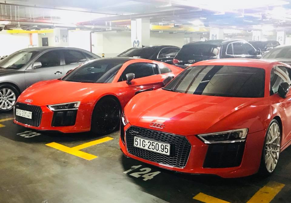 Dù sở hữu màu ngoại thất hoàn toàn giống nhau nhưng nếu quan sát kỹ vẫn có thể nhận diện được hai chiếc xe này. Đầu tiên, có thể thấy bộ mâm màu hoàn toàn khác nhau. Theo đó, chiếc xe Audi R8 V10 Plus từng của ca sỹ Đông Nhi có bộ mâm màu bạc, trần xe màu đỏ "tông xuyệt tông" với ngoại thất là điểm khác biệt so với chiếc còn lại.