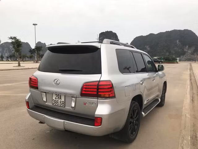 Xe sở hữu ngoại thất màu bạc nguyên bản vẫn tương đối mới và ít bị xây xát.