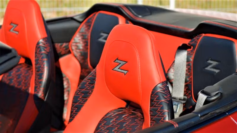 Nội thất hai màu đen đỏ xen lẫn khá ấn tượng.